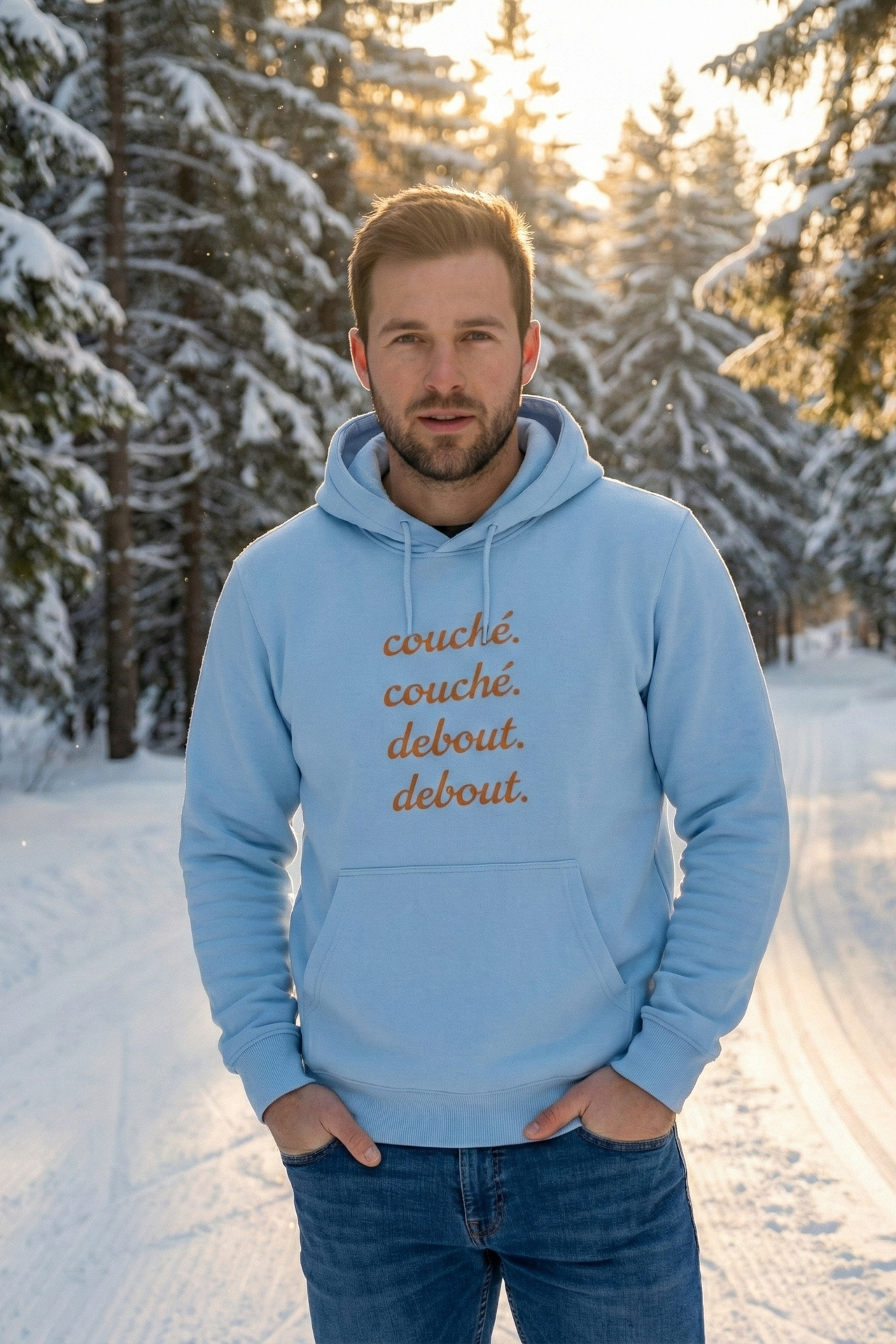 Hoodie bleu clair 5 Cibles porté en extérieur, vêtement confortable pour les fans de biathlon et ski de fond.